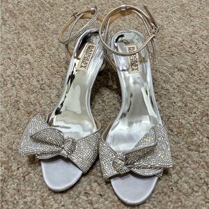 Badgley Mischka Remi Kitten Heel Silver Wedding Open Toe Sandal Size 7.5